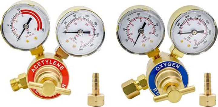 How do you adjust oxygen and acetylene gauges
