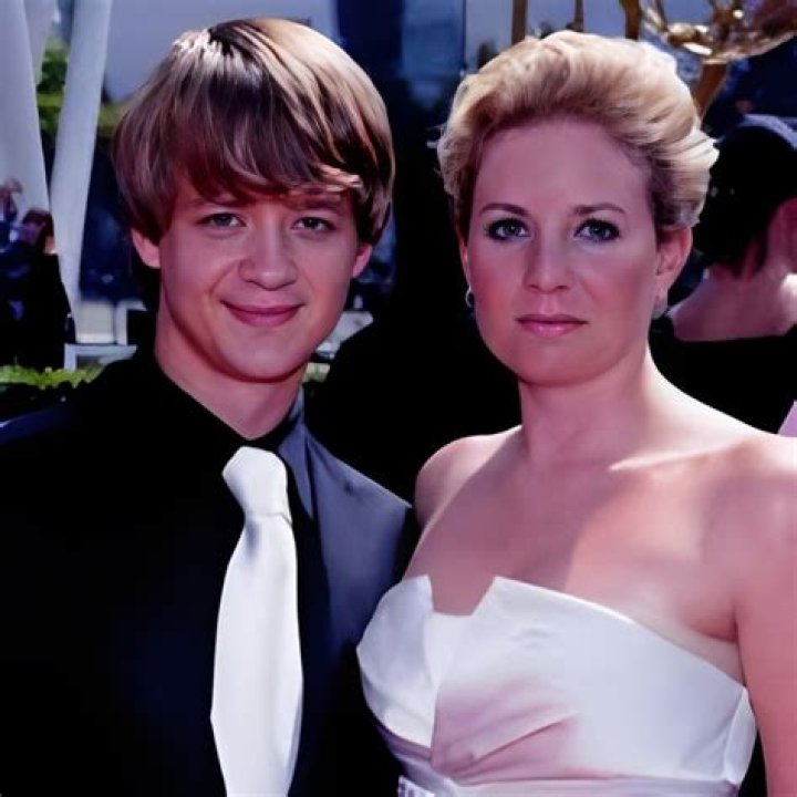 Jennifer Earles Bio (Wiki) ·